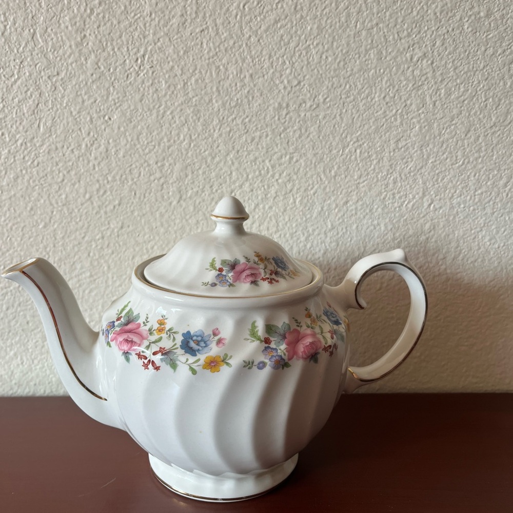 Windsor White Ceramic Base teapot